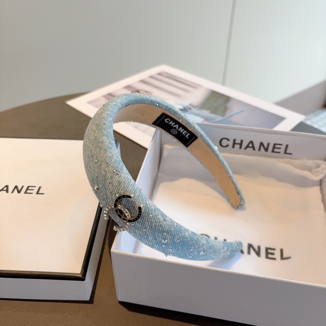 配包装
CHANEL（香奈儿）新款牛仔布带钻小香发箍，复古头箍，网红爆款推荐 搭配高端材质，超精致，时尚