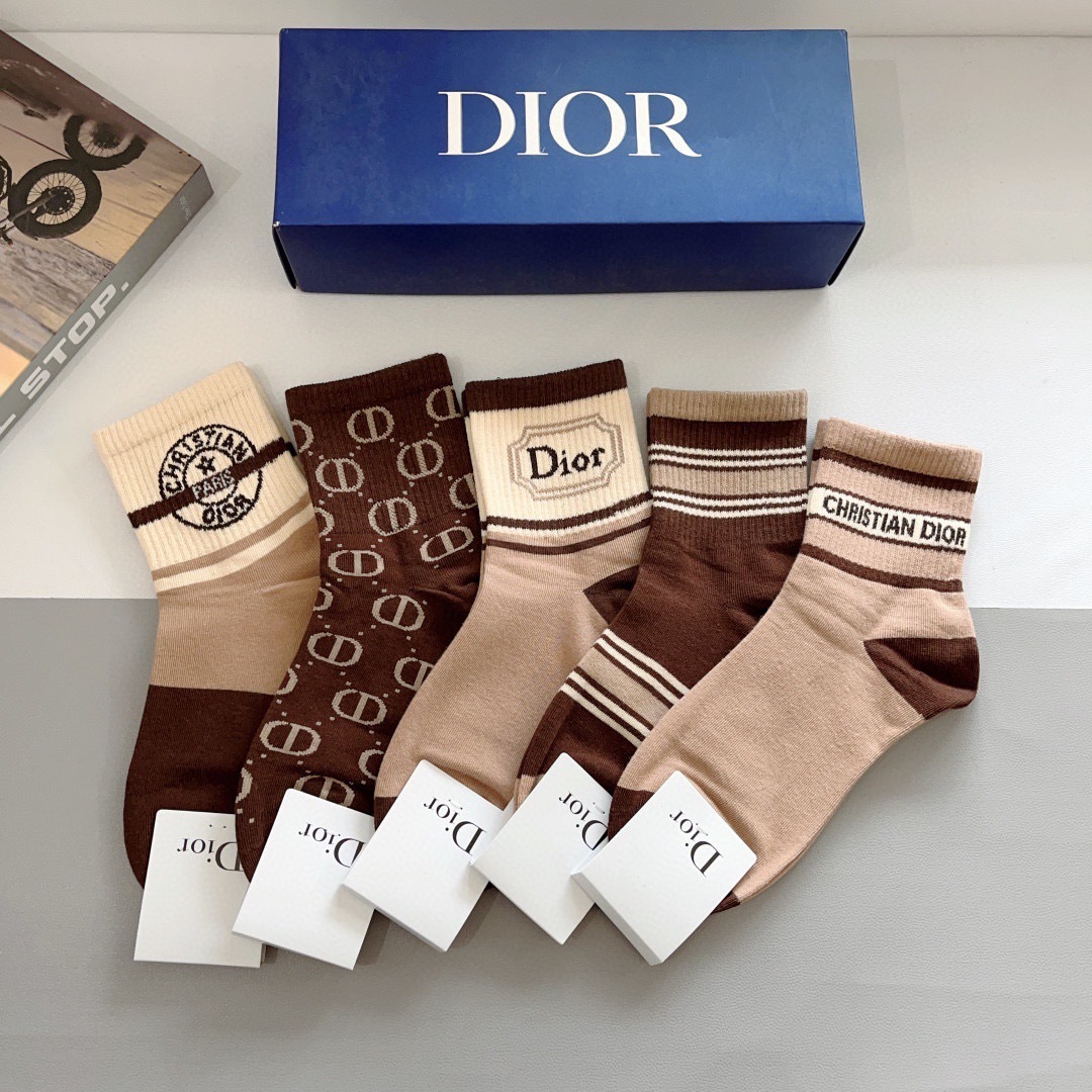 配包装（一盒5双）
Dior 迪奥 新款字母罗口中筒袜子！爆款字母专柜同步中筒袜，💛大牌出街，潮人必备。