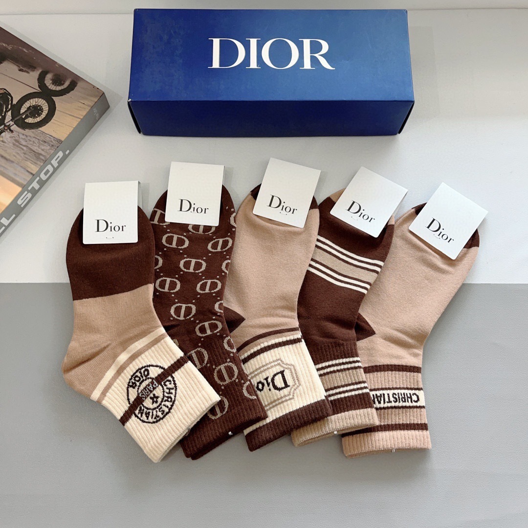 配包装（一盒5双）
Dior 迪奥 新款字母罗口中筒袜子！爆款字母专柜同步中筒袜，💛大牌出街，潮人必备。