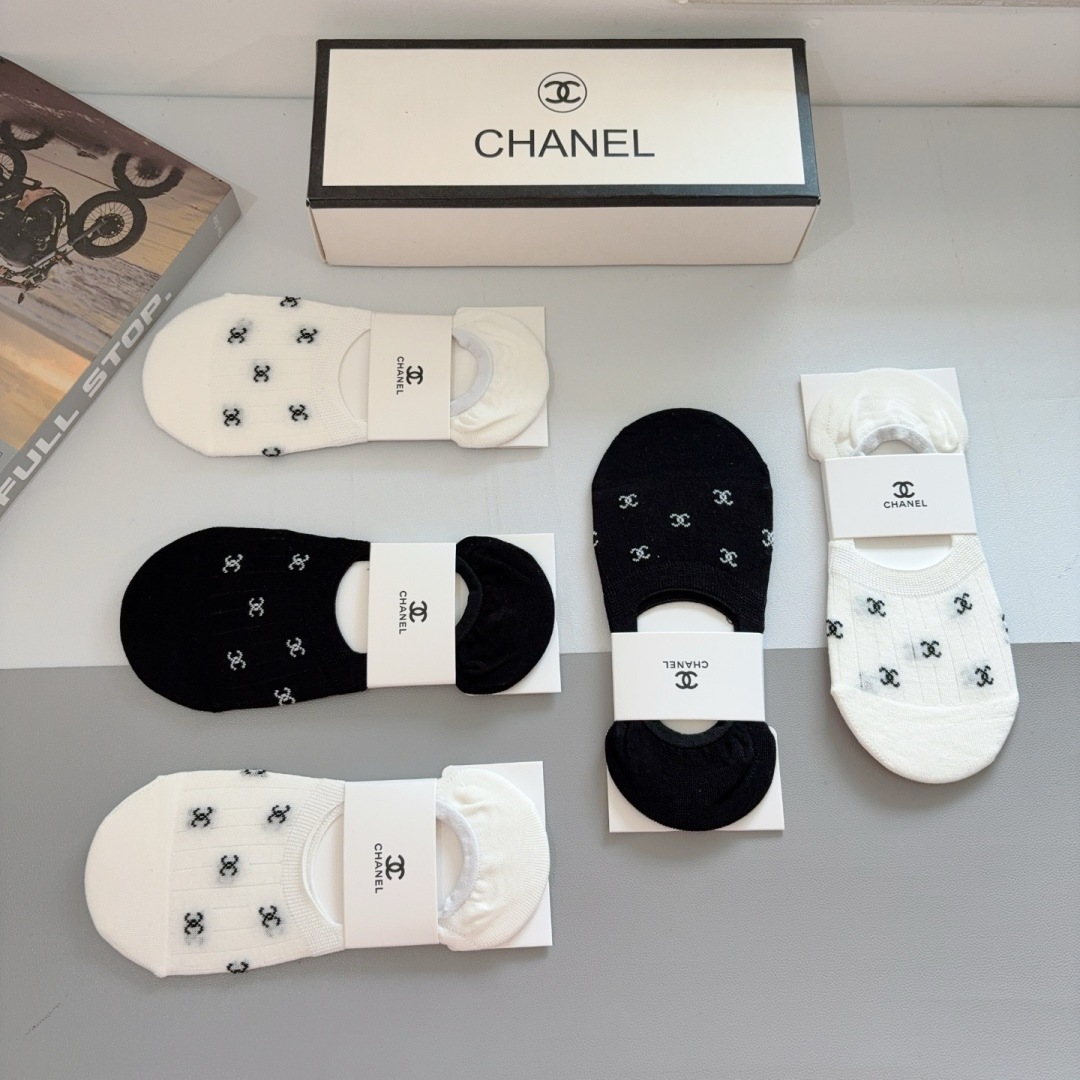 配包装（一盒5双）
CHANEL 香奈儿经典袜子❗️高版本竹棉材质柔软，秒杀市场普通货，经典的双C图案l