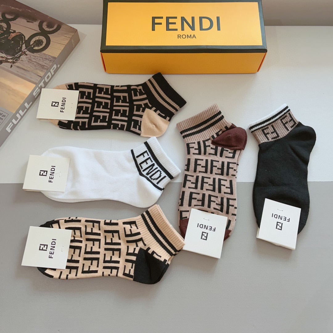 配包装（一盒5双）
FENDI  芬迪  字母双Ｆ爆款中筒袜，纯棉面料， 专柜同款 💓纯棉面料，实用好穿