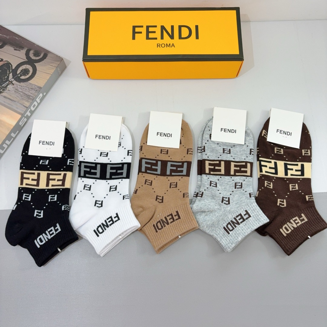 配包装（一盒5双）
FENDI  芬迪  字母双Ｆ爆款中筒袜，纯棉面料， 专柜同款 💓纯棉面料，实用好穿