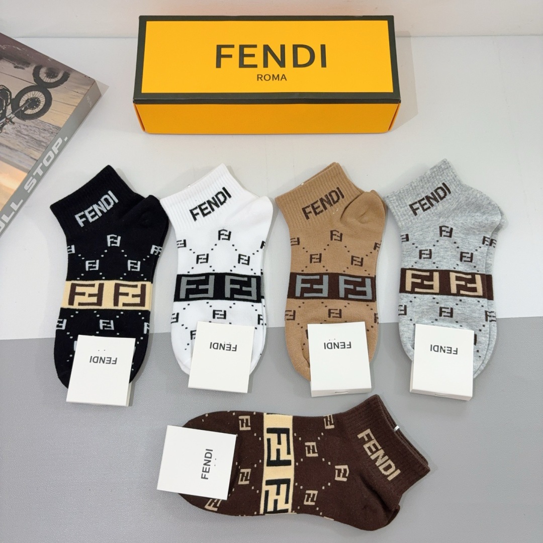 配包装（一盒5双）
FENDI  芬迪  字母双Ｆ爆款中筒袜，纯棉面料， 专柜同款 💓纯棉面料，实用好穿