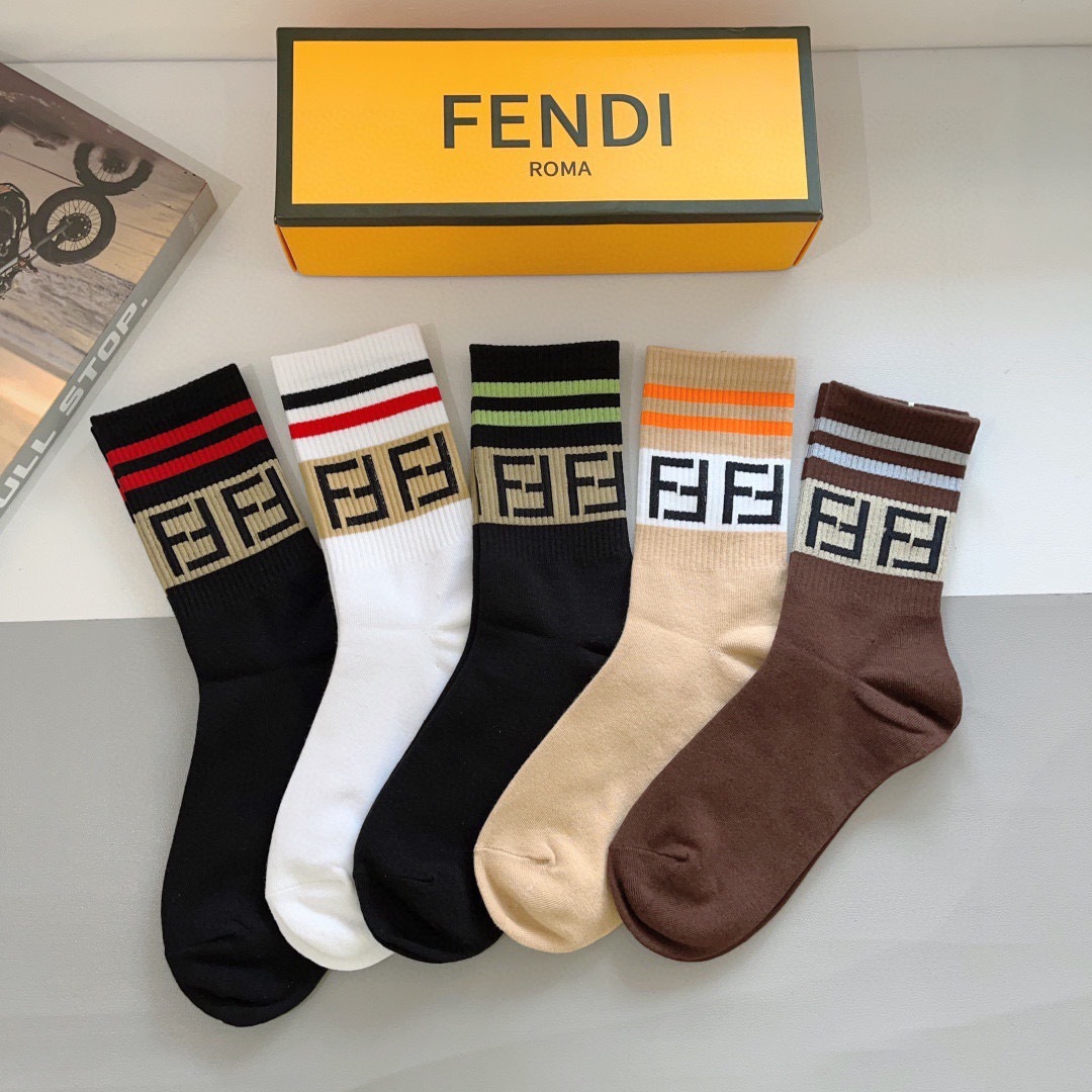 配包装【一盒5双】
FENDI芬迪高版本 ～经典款芬迪长筒袜子。超级柔软。。潮人必不能少的FENDI专柜