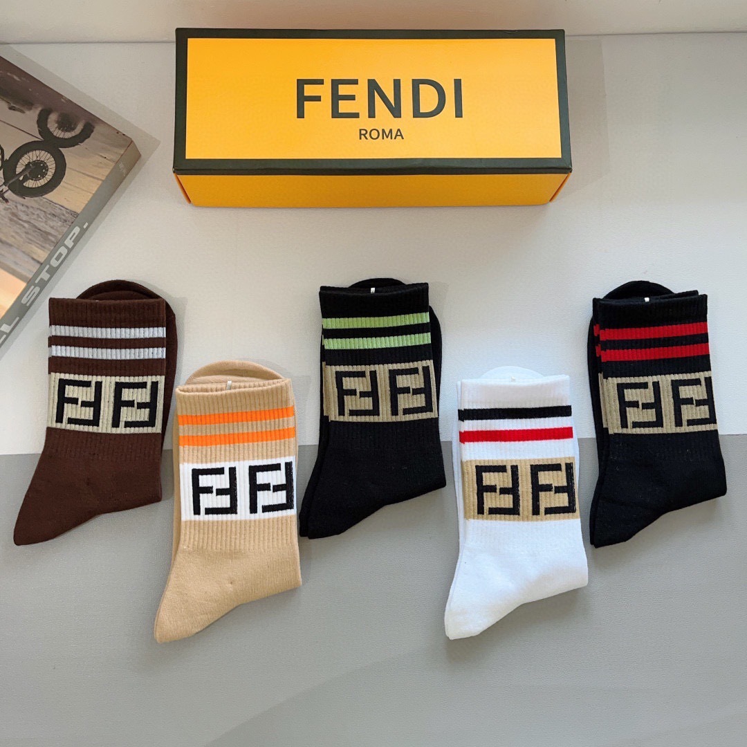 配包装【一盒5双】
FENDI芬迪高版本 ～经典款芬迪长筒袜子。超级柔软。。潮人必不能少的FENDI专柜