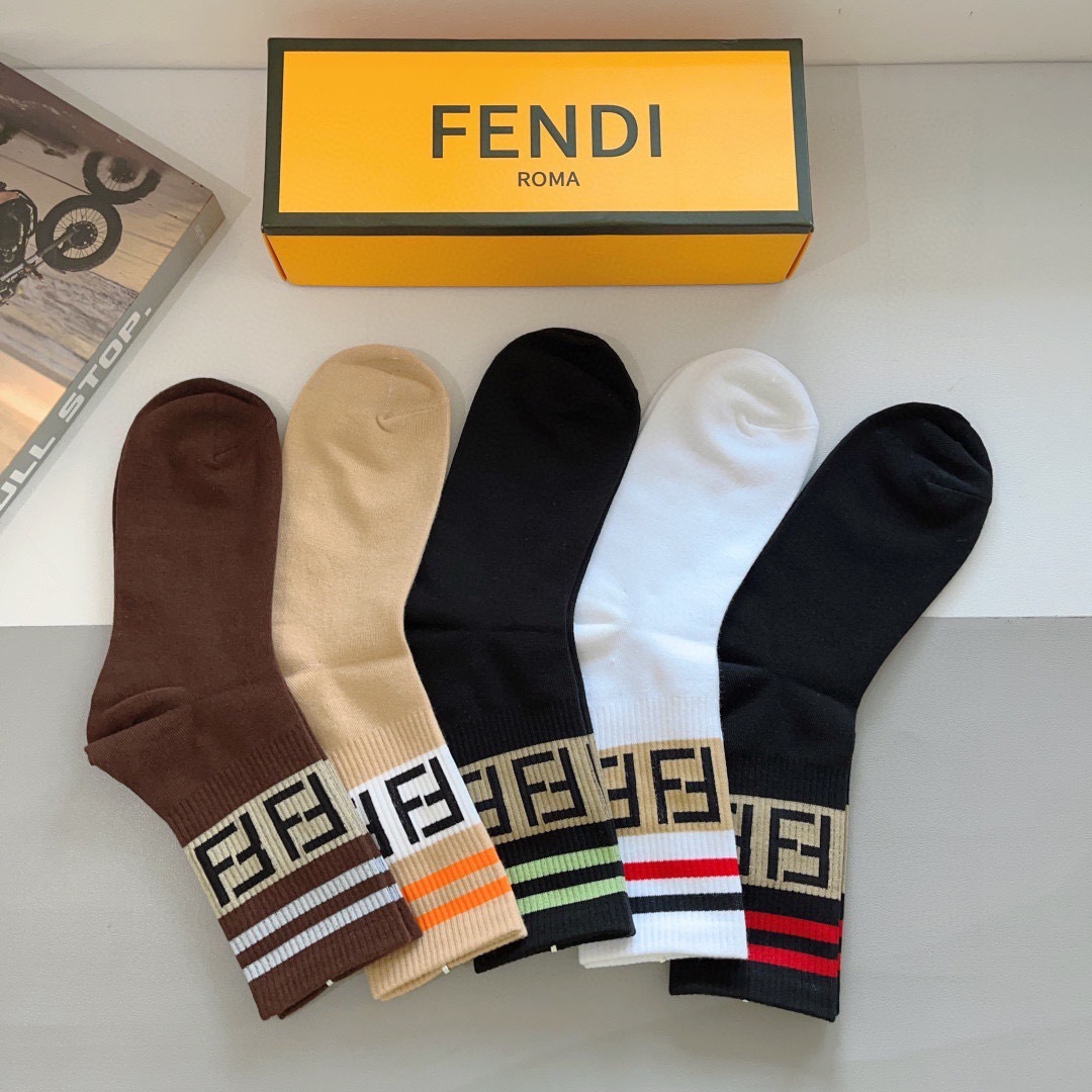 配包装【一盒5双】
FENDI芬迪高版本 ～经典款芬迪长筒袜子。超级柔软。。潮人必不能少的FENDI专柜