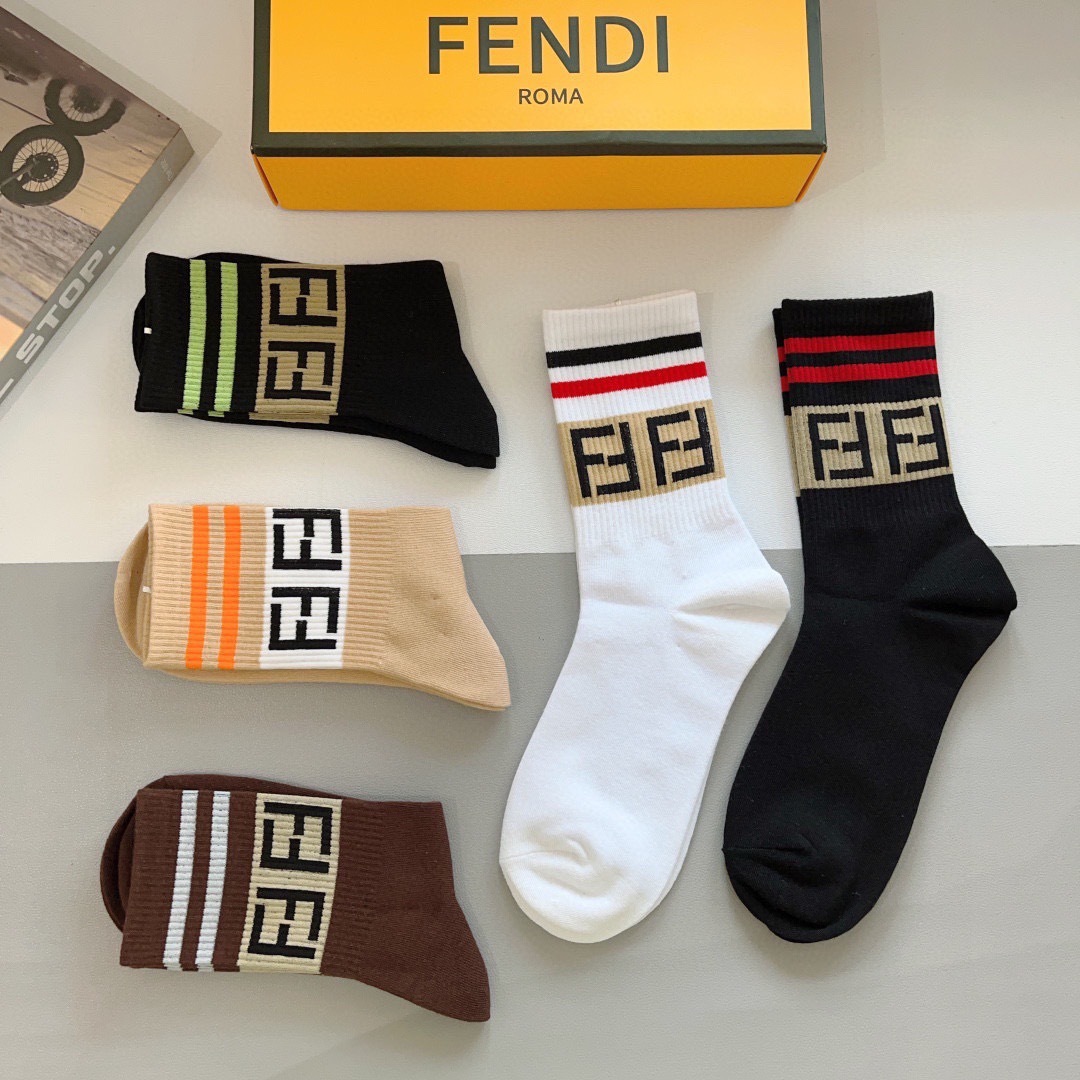 配包装【一盒5双】
FENDI芬迪高版本 ～经典款芬迪长筒袜子。超级柔软。。潮人必不能少的FENDI专柜