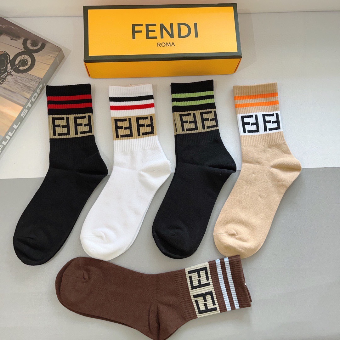 配包装【一盒5双】
FENDI芬迪高版本 ～经典款芬迪长筒袜子。超级柔软。。潮人必不能少的FENDI专柜
