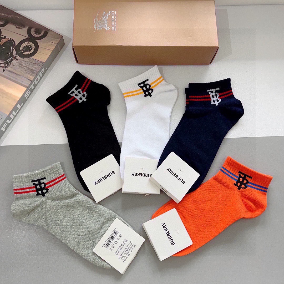 配包装（一盒5双）
🌟Burberry 巴宝莉 超火爆小单品，男女通用纯棉面料，潮人必备  爆款格子中筒