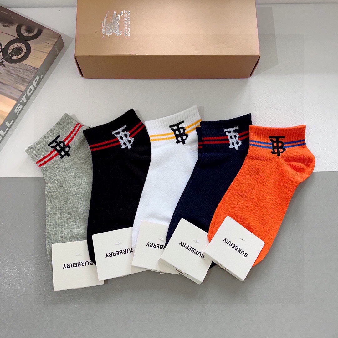 配包装（一盒5双）
🌟Burberry 巴宝莉 超火爆小单品，男女通用纯棉面料，潮人必备  爆款格子中筒
