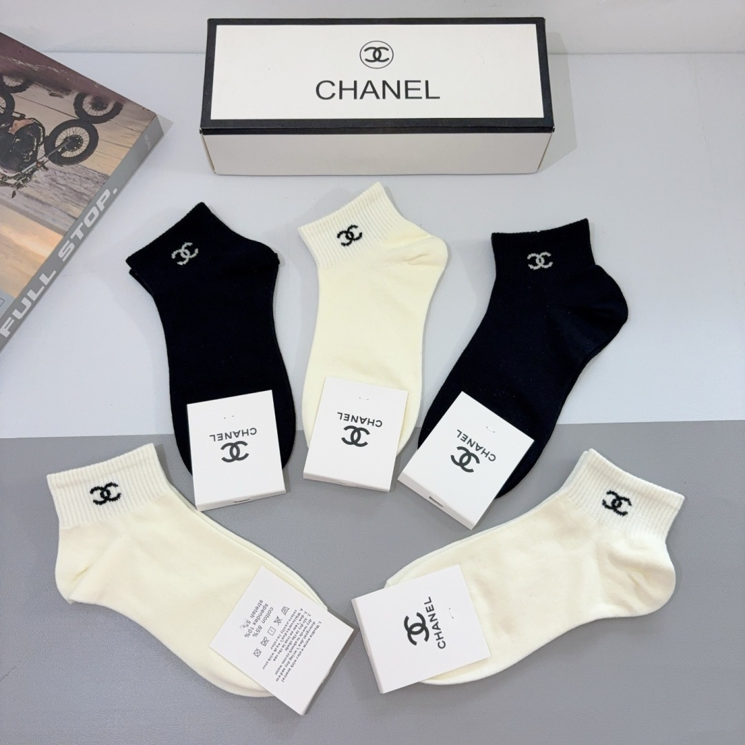 配包装（一盒5双）
CHANEL 香奈儿经典袜子❗️高版本竹棉材质柔软，秒杀市场普通货，经典的双C图案l
