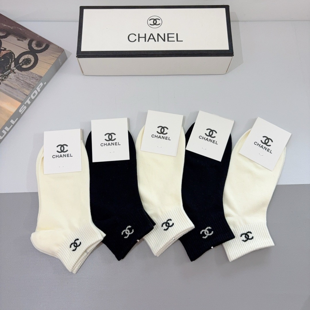 配包装（一盒5双）
CHANEL 香奈儿经典袜子❗️高版本竹棉材质柔软，秒杀市场普通货，经典的双C图案l