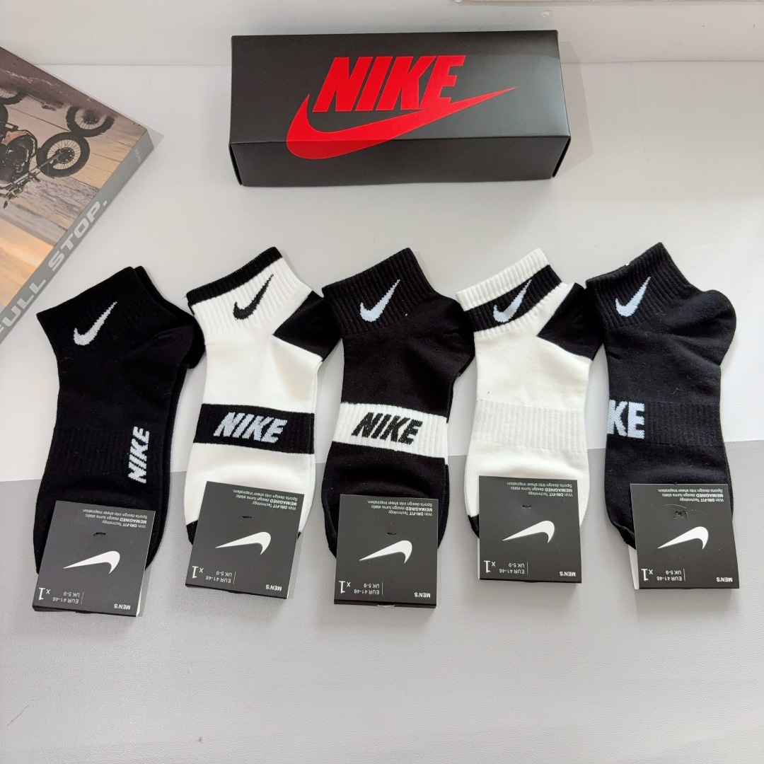 配包装（一盒5双）
新款 Nike/耐克 高版本短袜 精梳棉 专柜同步 高品质 抗菌防臭吸汗透气得意得意