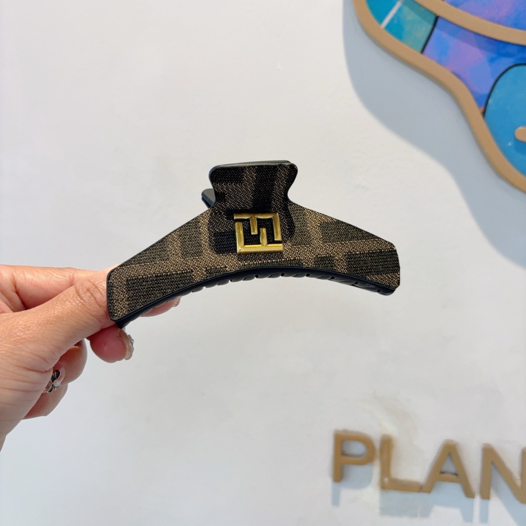 配包装
FENDI（芬迪）新款手工网红抓夹，高级感字母简约复古发夹原单货，简约百搭，潮女必备品，超级的高