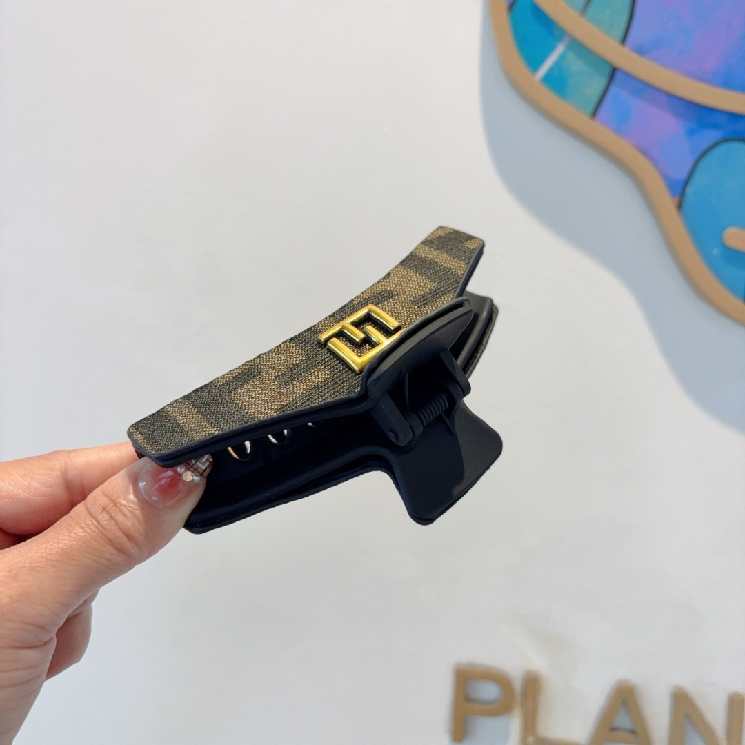 配包装
FENDI（芬迪）新款手工网红抓夹，高级感字母简约复古发夹原单货，简约百搭，潮女必备品，超级的高