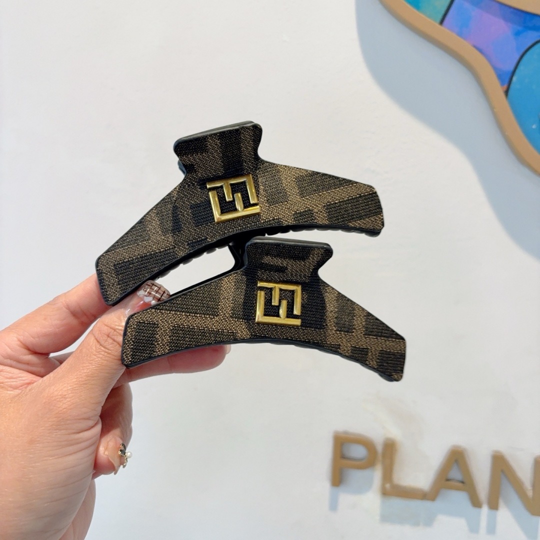 配包装
FENDI（芬迪）新款手工网红抓夹，高级感字母简约复古发夹原单货，简约百搭，潮女必备品，超级的高