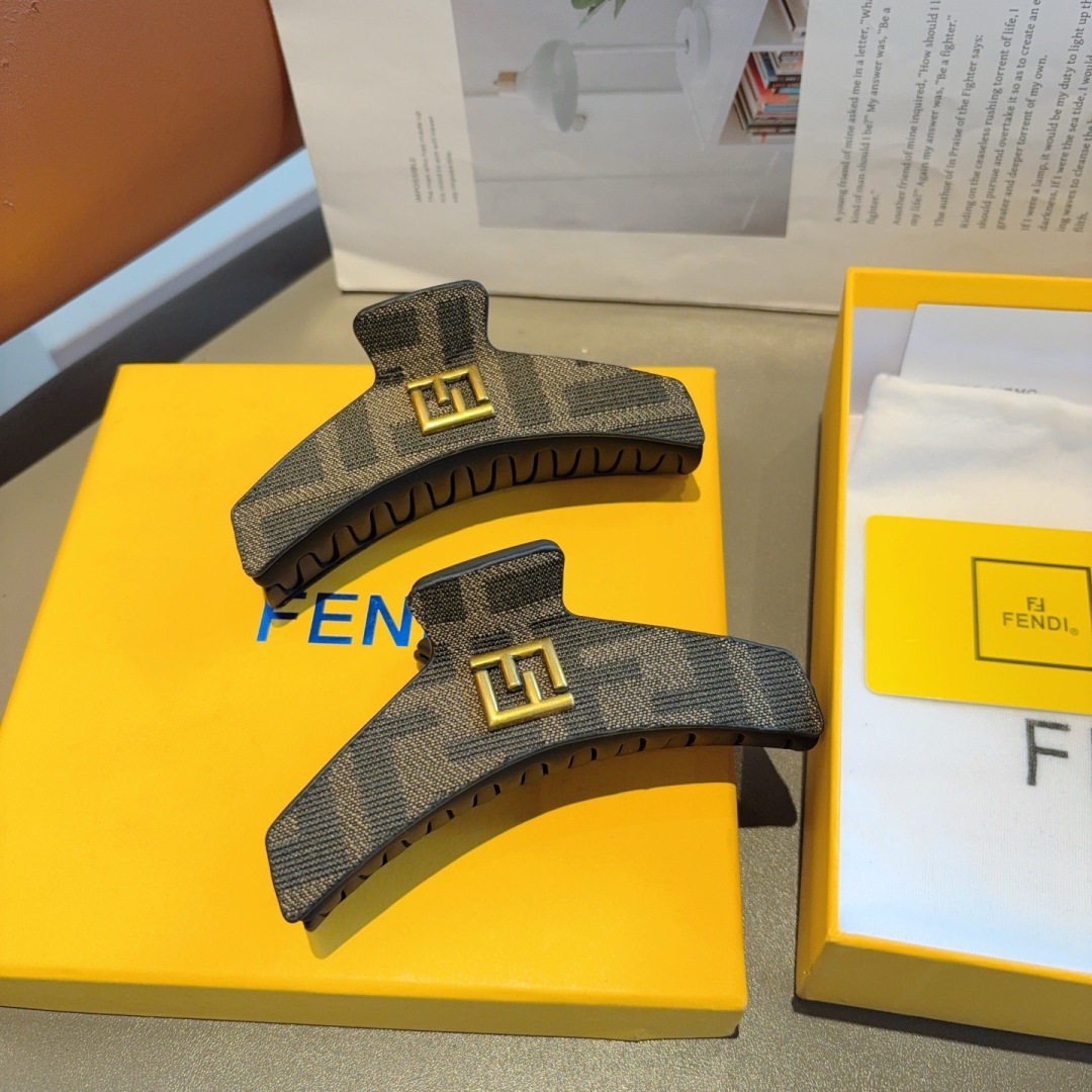 配包装
FENDI（芬迪）新款手工网红抓夹，高级感字母简约复古发夹原单货，简约百搭，潮女必备品，超级的高