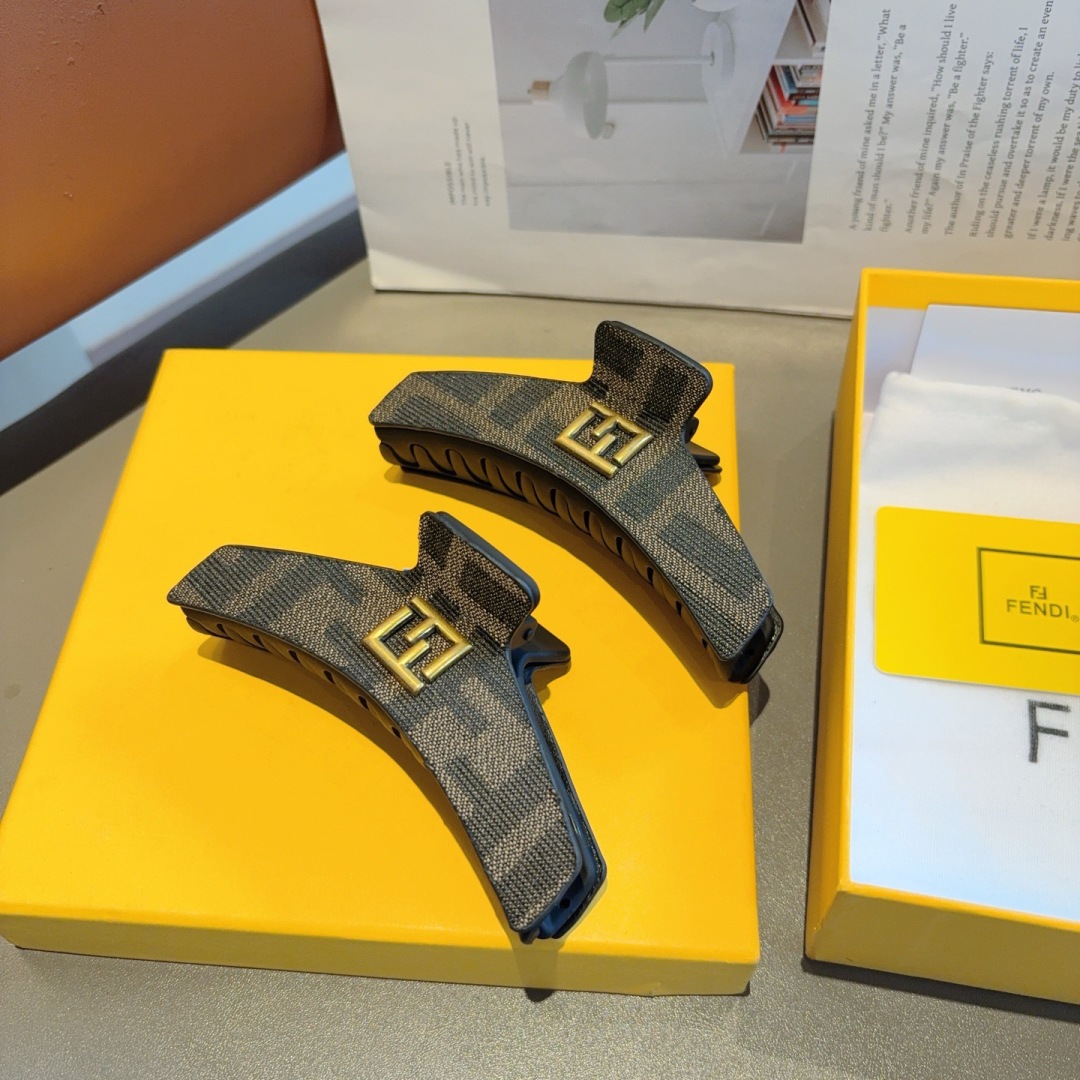 配包装
FENDI（芬迪）新款手工网红抓夹，高级感字母简约复古发夹原单货，简约百搭，潮女必备品，超级的高