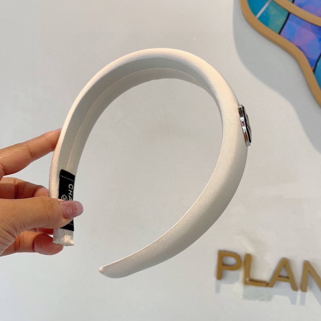 配包装
CHANEL（香奈儿）新款精美字母发箍，复古网红爆款头箍 搭配高端材质，超精致，时尚高级百搭款。