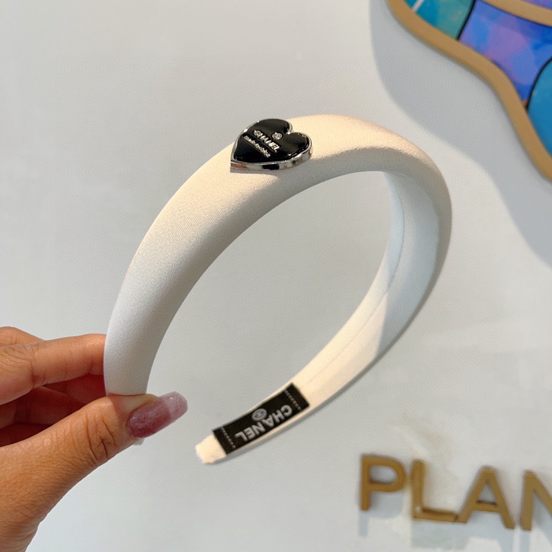 配包装
CHANEL（香奈儿）新款精美字母发箍，复古网红爆款头箍 搭配高端材质，超精致，时尚高级百搭款。