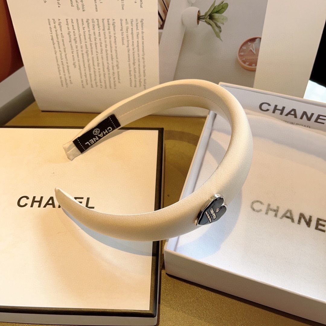 配包装
CHANEL（香奈儿）新款精美字母发箍，复古网红爆款头箍 搭配高端材质，超精致，时尚高级百搭款。