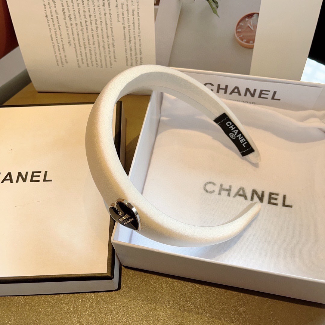 配包装
CHANEL（香奈儿）新款精美字母发箍，复古网红爆款头箍 搭配高端材质，超精致，时尚高级百搭款。