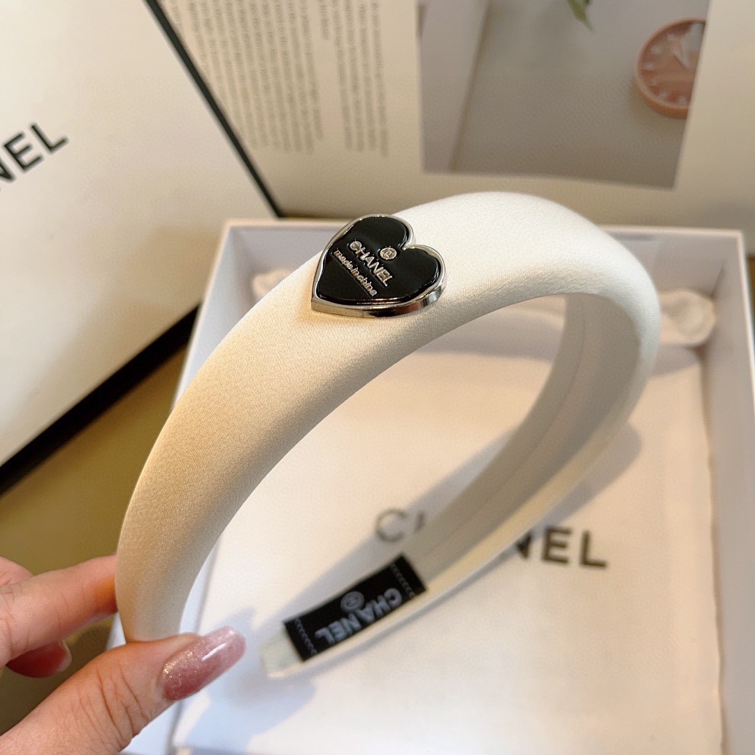配包装
CHANEL（香奈儿）新款精美字母发箍，复古网红爆款头箍 搭配高端材质，超精致，时尚高级百搭款。