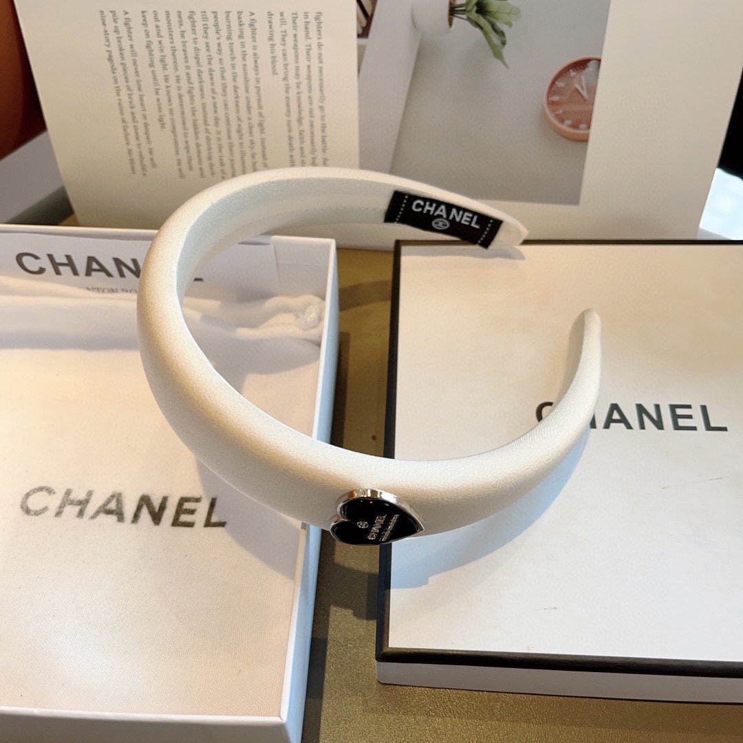 配包装
CHANEL（香奈儿）新款精美字母发箍，复古网红爆款头箍 搭配高端材质，超精致，时尚高级百搭款。