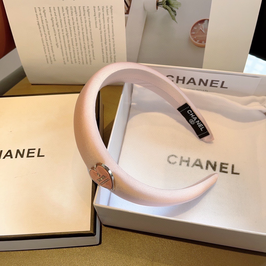配包装
CHANEL（香奈儿）新款精美字母发箍，复古网红爆款头箍 搭配高端材质，超精致，时尚高级百搭款。