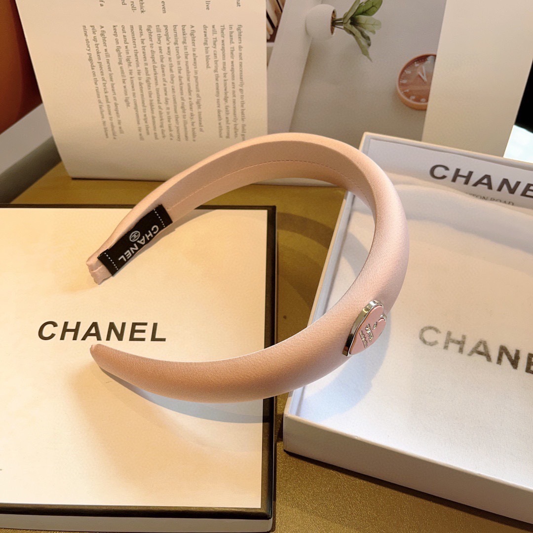 配包装
CHANEL（香奈儿）新款精美字母发箍，复古网红爆款头箍 搭配高端材质，超精致，时尚高级百搭款。