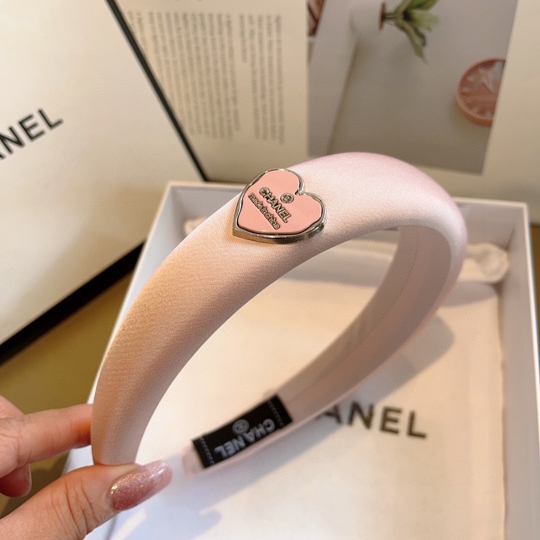 配包装
CHANEL（香奈儿）新款精美字母发箍，复古网红爆款头箍 搭配高端材质，超精致，时尚高级百搭款。
