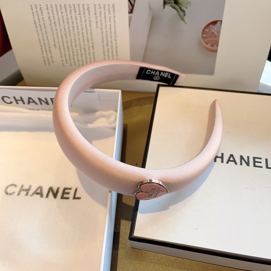 配包装
CHANEL（香奈儿）新款精美字母发箍，复古网红爆款头箍 搭配高端材质，超精致，时尚高级百搭款。