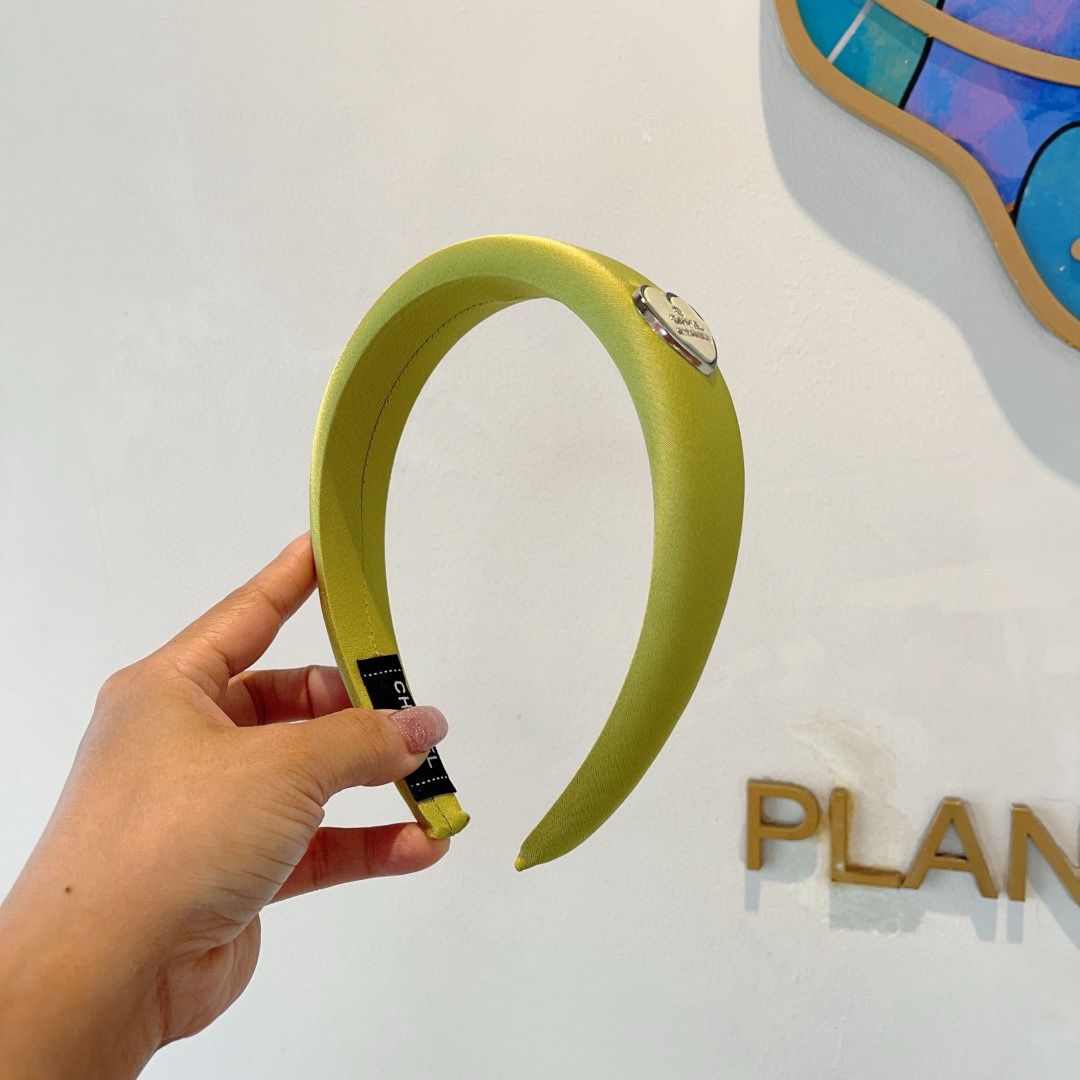配包装
CHANEL（香奈儿）新款精美字母发箍，复古网红爆款头箍 搭配高端材质，超精致，时尚高级百搭款。