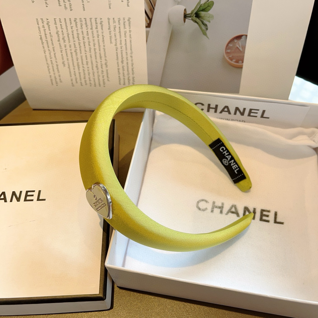 配包装
CHANEL（香奈儿）新款精美字母发箍，复古网红爆款头箍 搭配高端材质，超精致，时尚高级百搭款。