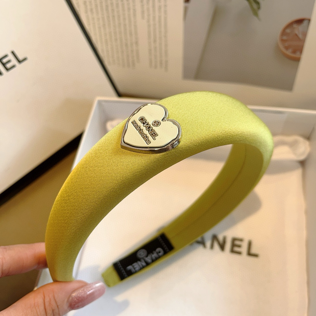 配包装
CHANEL（香奈儿）新款精美字母发箍，复古网红爆款头箍 搭配高端材质，超精致，时尚高级百搭款。