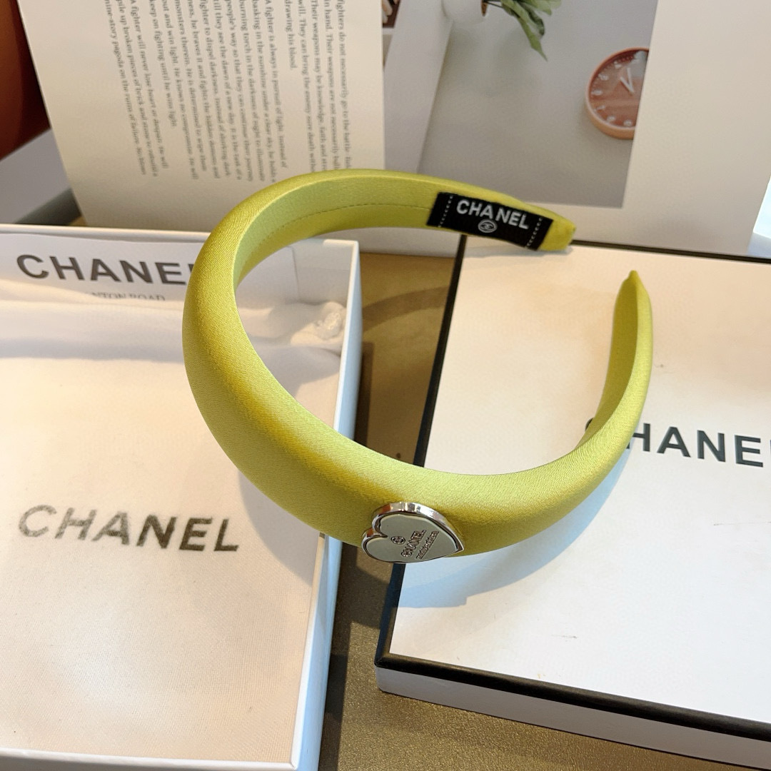 配包装
CHANEL（香奈儿）新款精美字母发箍，复古网红爆款头箍 搭配高端材质，超精致，时尚高级百搭款。