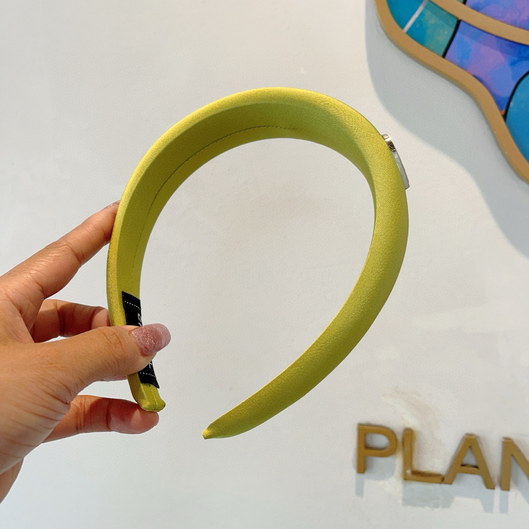 配包装
CHANEL（香奈儿）新款精美字母发箍，复古网红爆款头箍 搭配高端材质，超精致，时尚高级百搭款。