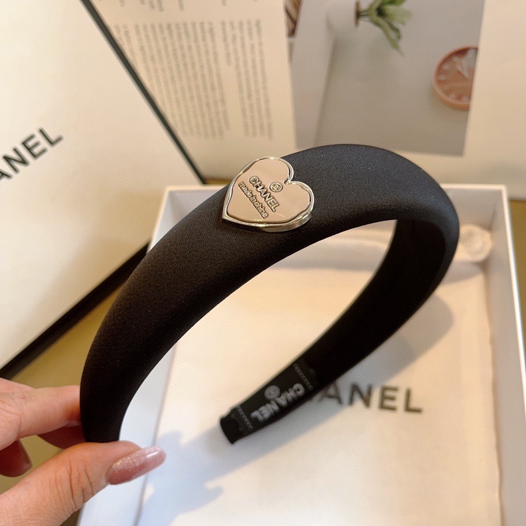 配包装
CHANEL（香奈儿）新款精美字母发箍，复古网红爆款头箍 搭配高端材质，超精致，时尚高级百搭款。