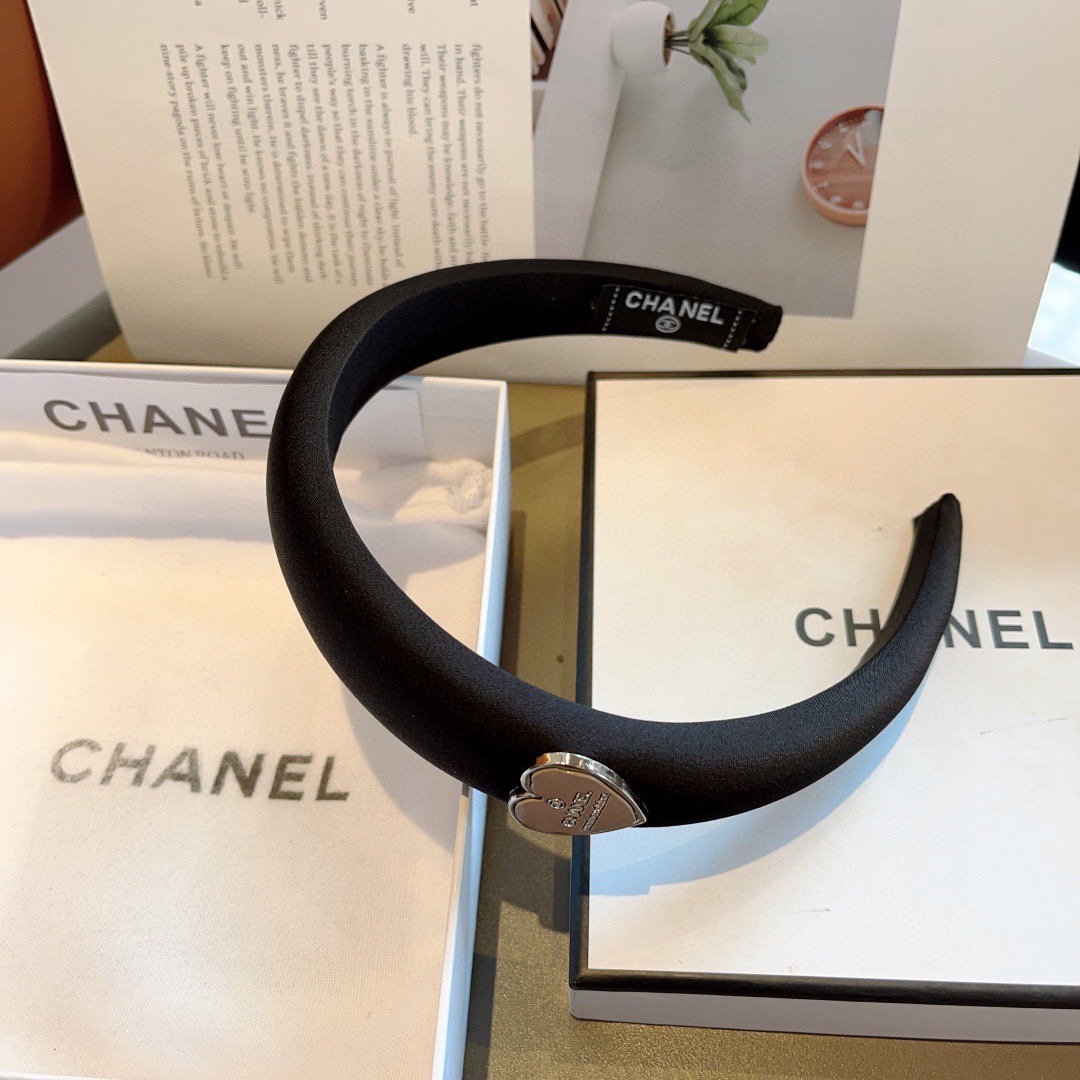 配包装
CHANEL（香奈儿）新款精美字母发箍，复古网红爆款头箍 搭配高端材质，超精致，时尚高级百搭款。