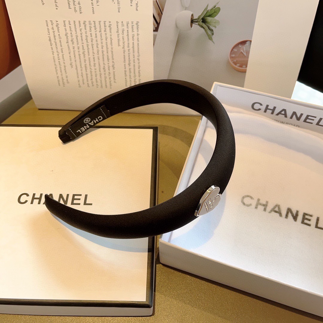配包装
CHANEL（香奈儿）新款精美字母发箍，复古网红爆款头箍 搭配高端材质，超精致，时尚高级百搭款。