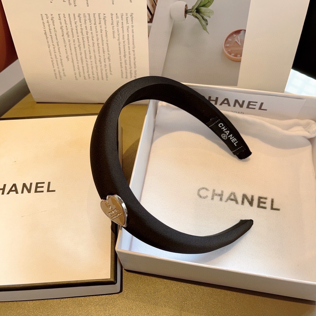 配包装
CHANEL（香奈儿）新款精美字母发箍，复古网红爆款头箍 搭配高端材质，超精致，时尚高级百搭款。