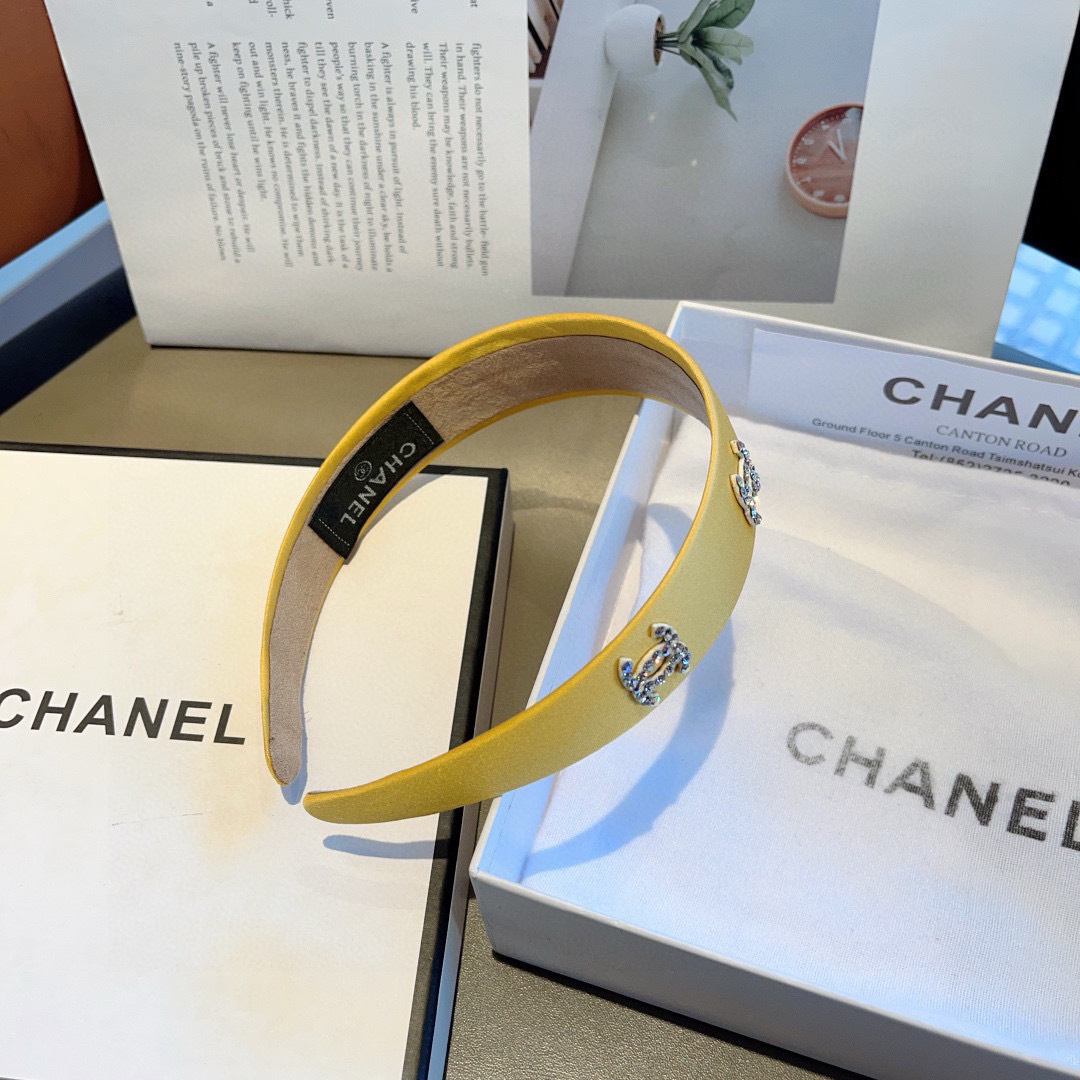 配包装
CHANEL（香奈儿）最新款小香发箍，新品巨显脸小头箍，网红爆款推荐 搭配高端双Ｃlogo ，超