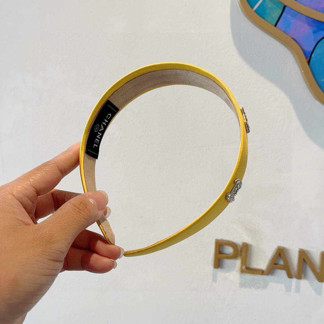 配包装
CHANEL（香奈儿）最新款小香发箍，新品巨显脸小头箍，网红爆款推荐 搭配高端双Ｃlogo ，超