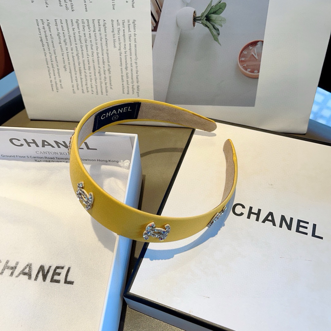 配包装
CHANEL（香奈儿）最新款小香发箍，新品巨显脸小头箍，网红爆款推荐 搭配高端双Ｃlogo ，超