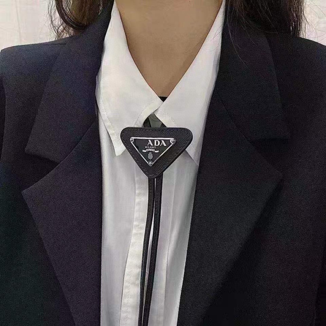 配包装
PRADA （普拉达） 倒三角新款潮流字母领结 领带。男女同款搭配衬衫非常百搭，时尚潮流， 戴上
