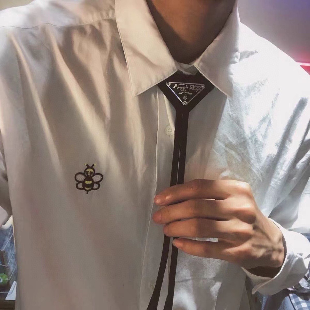 配包装
PRADA （普拉达） 倒三角新款潮流字母领结 领带。男女同款搭配衬衫非常百搭，时尚潮流， 戴上
