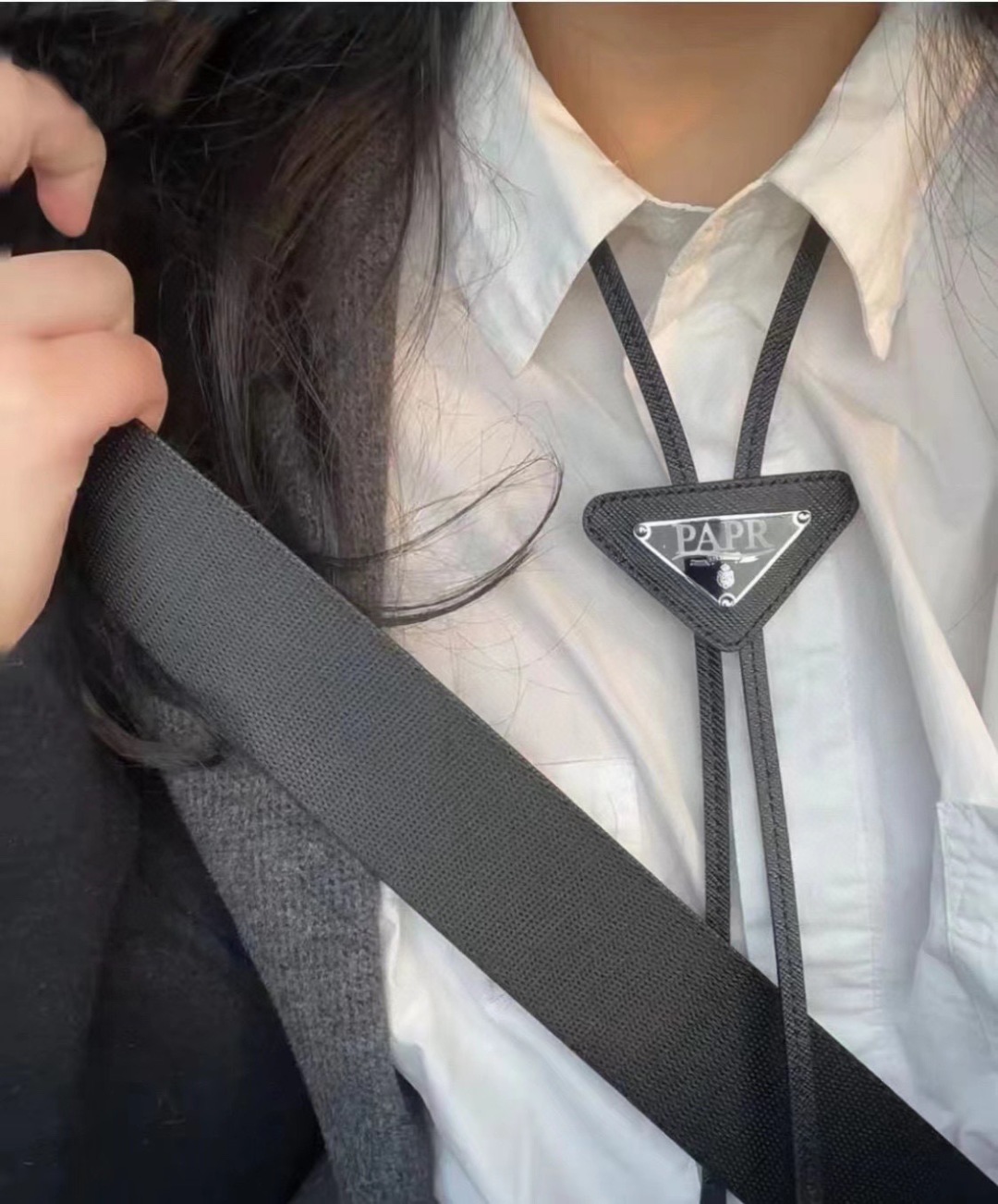 配包装
PRADA （普拉达） 倒三角新款潮流字母领结 领带。男女同款搭配衬衫非常百搭，时尚潮流， 戴上