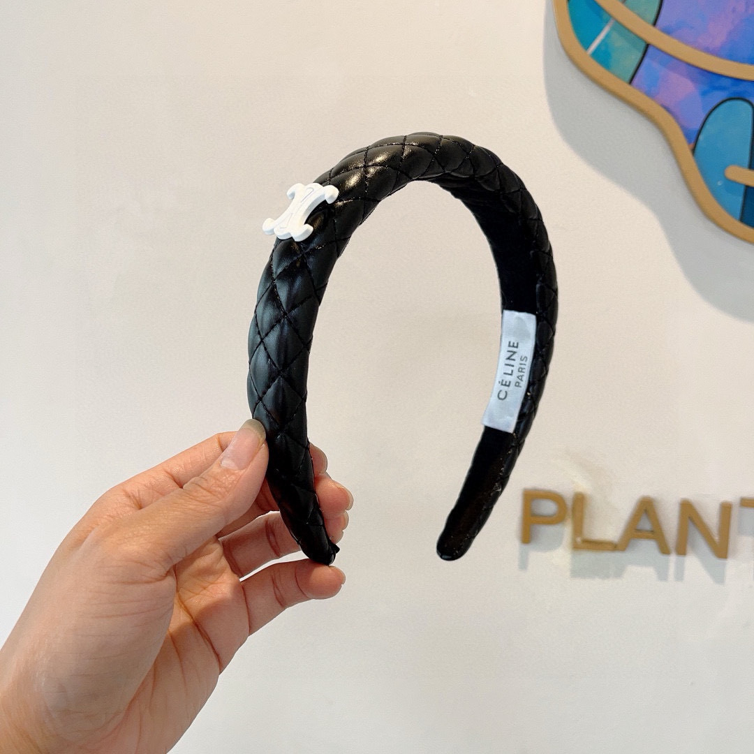 配包装
CELINE（赛琳）新款菱格皮质发箍 佩戴舒适无压力，造型搭配必备头箍！非常时尚百搭！女神必备！