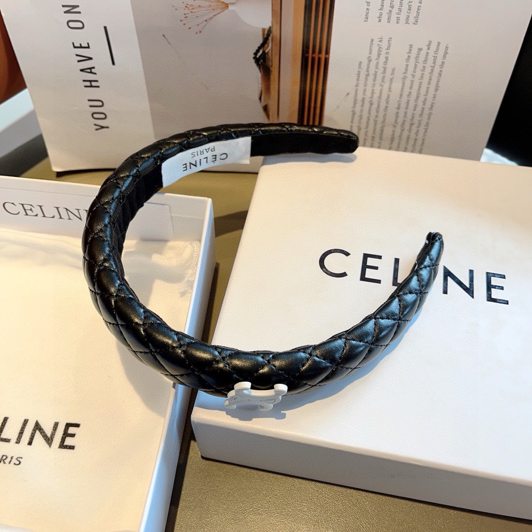 配包装
CELINE（赛琳）新款菱格皮质发箍 佩戴舒适无压力，造型搭配必备头箍！非常时尚百搭！女神必备！