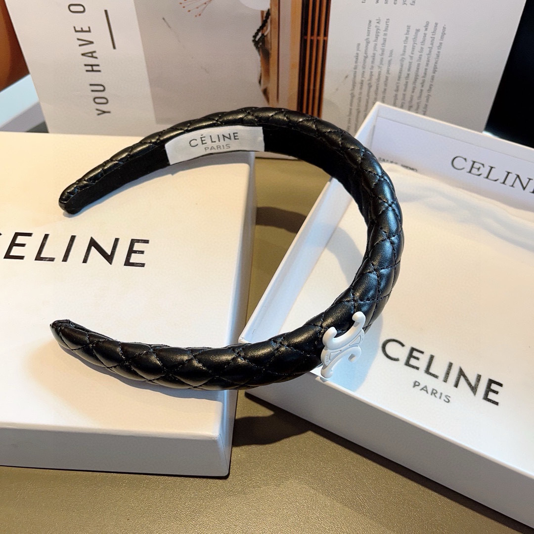 配包装
CELINE（赛琳）新款菱格皮质发箍 佩戴舒适无压力，造型搭配必备头箍！非常时尚百搭！女神必备！
